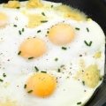 Яйчени гнезда върху картофено пюре