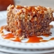 Бананов сладкиш с хрупкава коричка и карамелен сос