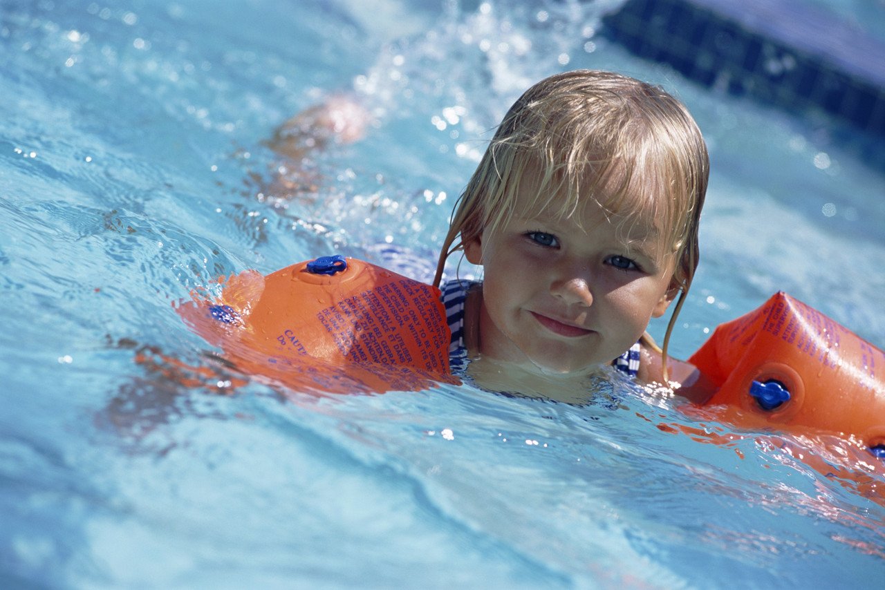 как да научим детето да плува