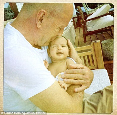 Брус Уилис и бебето Мейпъл