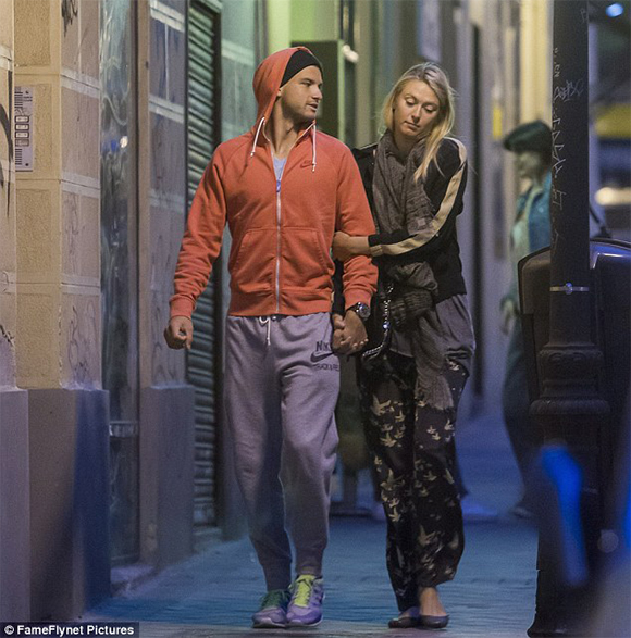 Влюбените Григор Димитров и Мария Шарапова на разходка в Мадрид-снимки