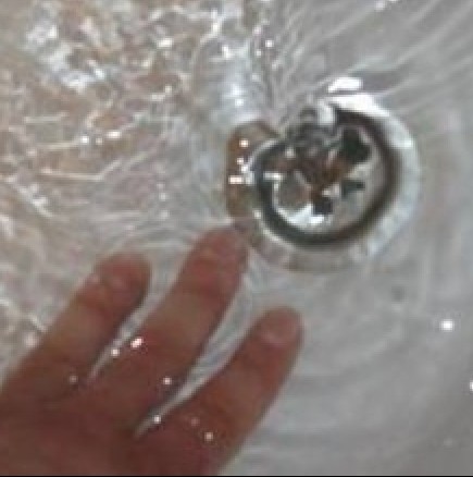 Ето един трик за отпушване на мръсния канал без химикали