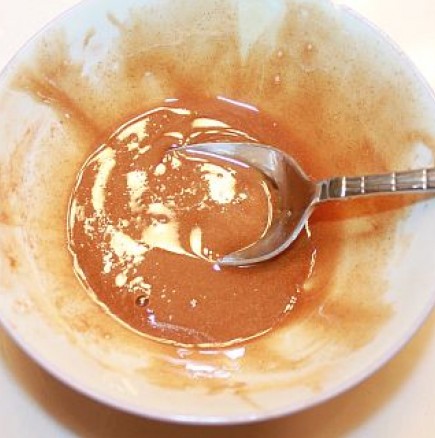 За да заличите белези от акне или старчески петна, направете 15 процедури с мед и канела