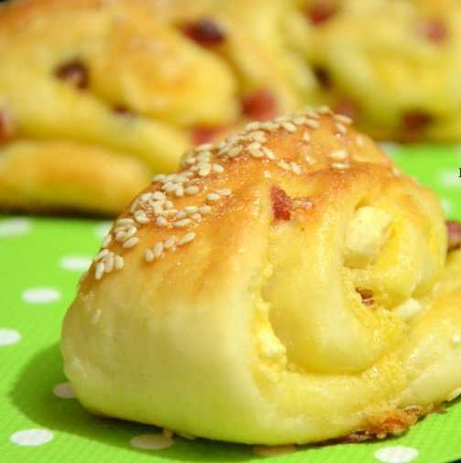 Вкусни триъгълни кифлички със сирене - За Жената