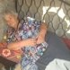 Възрастна жена живее на дървена пейка в тясна ниша без елементарни условия