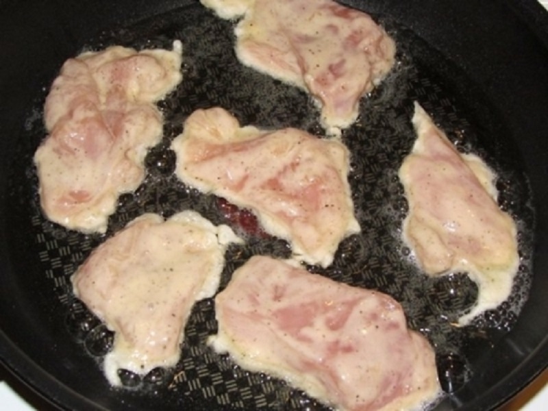 Куриная грудка кусочками на сковороде. Филе грудки на сковороде. Жареное филе курицы на сковороде. Жареное куриное филе на сковороде. Филе курицы на сковороде.