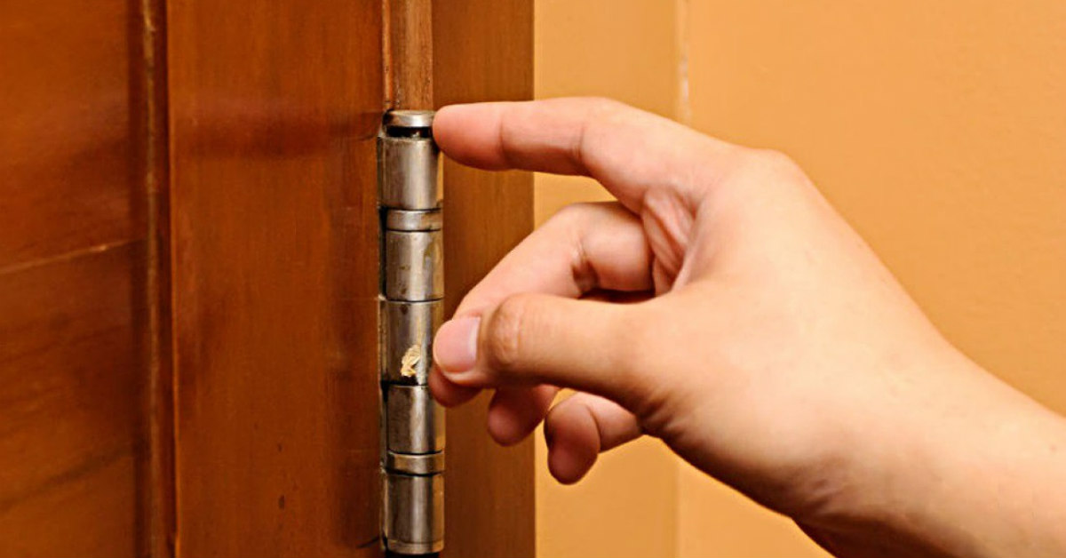 Смазка для дверных петель. Как отрегулировать пластиковые окна на зиму. Отрегулировать деревянную дверь. Дверные петли door регулировка. Петли дверные ввертные схема установки.