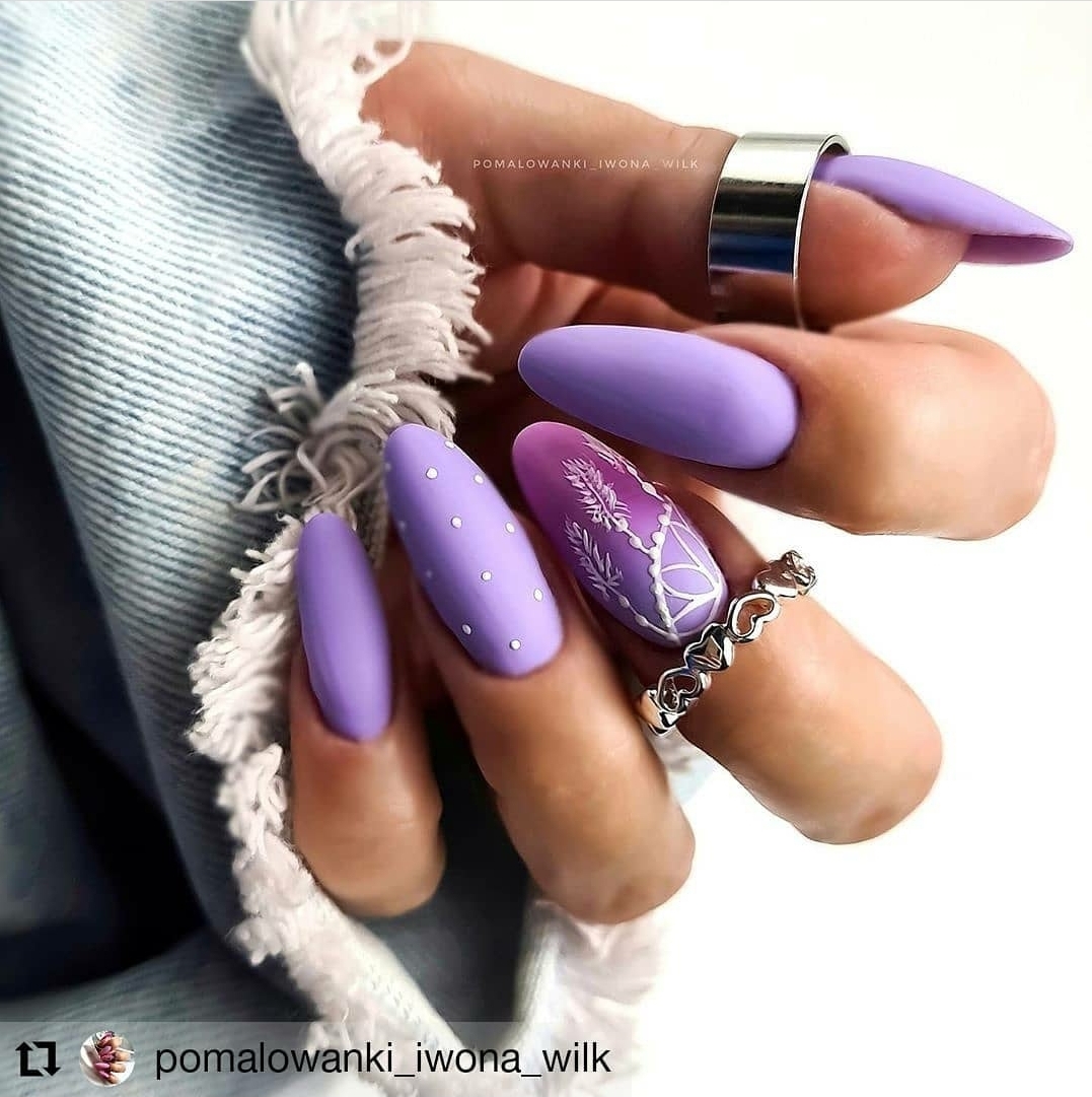 Фото тренда ногтей. Фиолетовый маникюр. Сиреневые ногти. Модные ногти. Ногти модные тенденции.