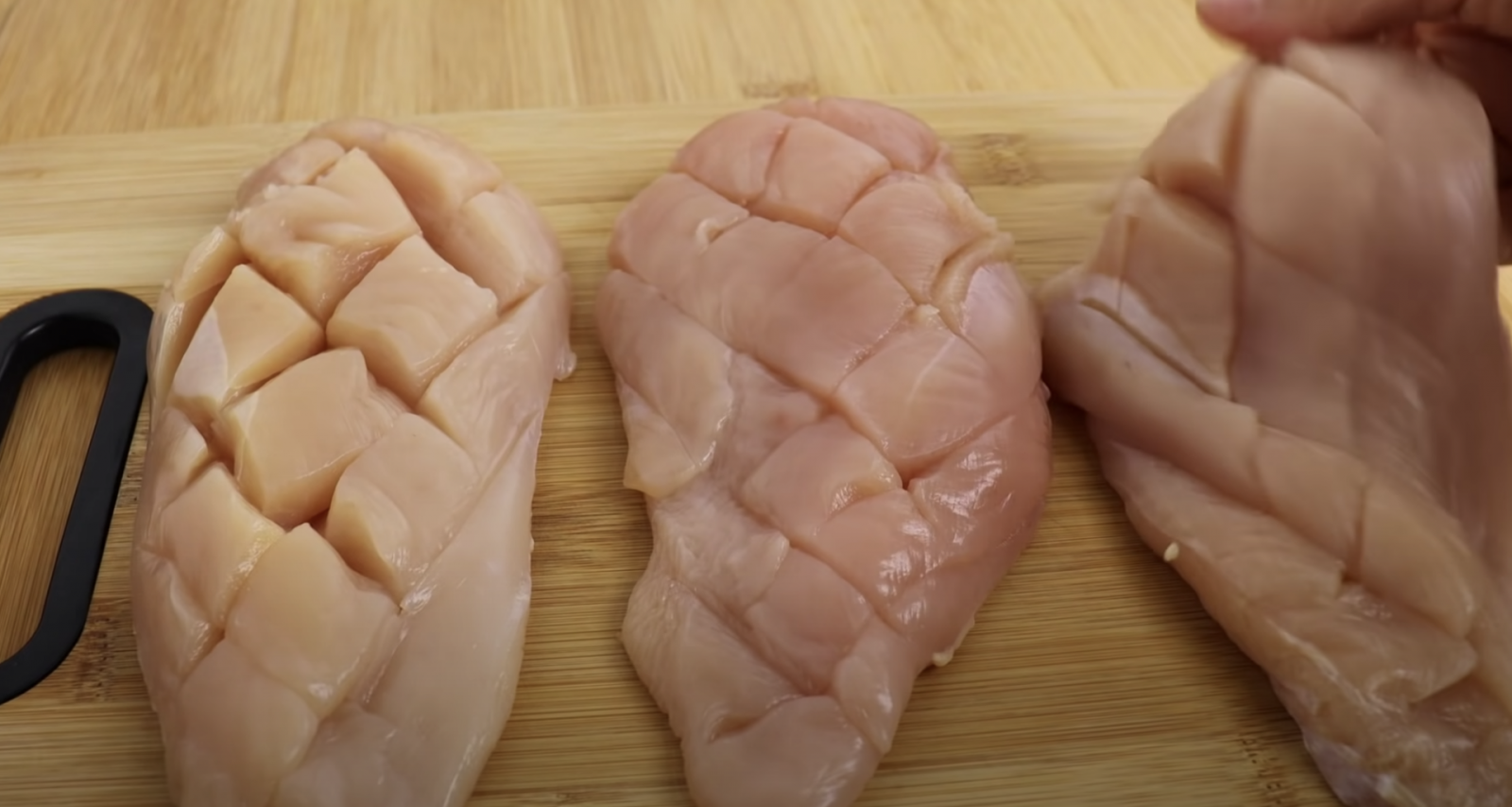 Как приготовить мягкую грудку курицы. Куриную грудку надрезать. грудка куриная сочная и мягкая. куриная грудка с кожей на доске.