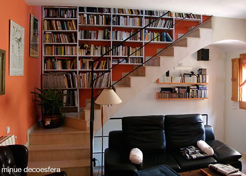 интериорно стълбище с библиотека
