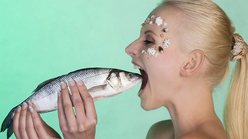 Сырую рыбу собаке. Рыба целует. Девушка с рыбой во рту. Женщина ест рыбу. Женщина проглатывает рыбу.