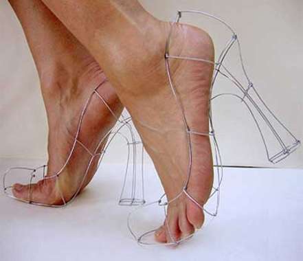 Мазохистките обувки на Поли Верти