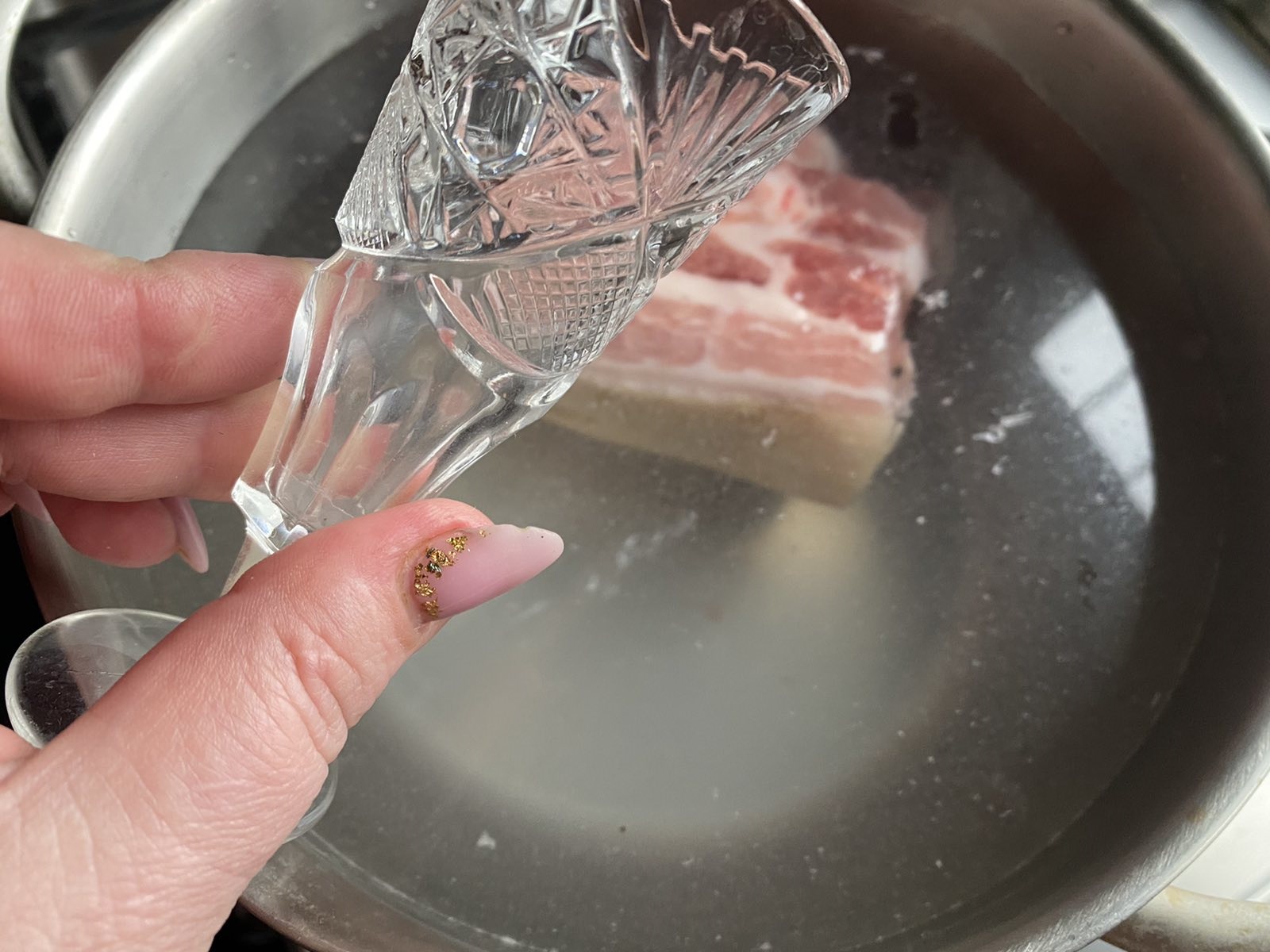 Вино и мясо. Мясо в стаканах. Мясо в стаканах. Отварные мясные блюда. Стейк в маринаде.