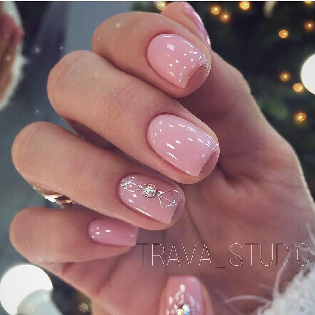 зимний нюдовый маникюр 2022. новогодний маникюр. зиме й маникюр на короткие ногти. новогодний маникюр на короткие ногти. маникюр со снежинками.