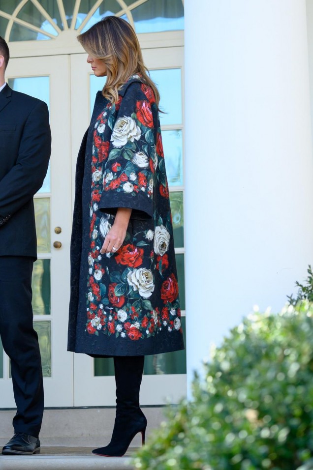 Мелания Тръмп палто с орнаменти