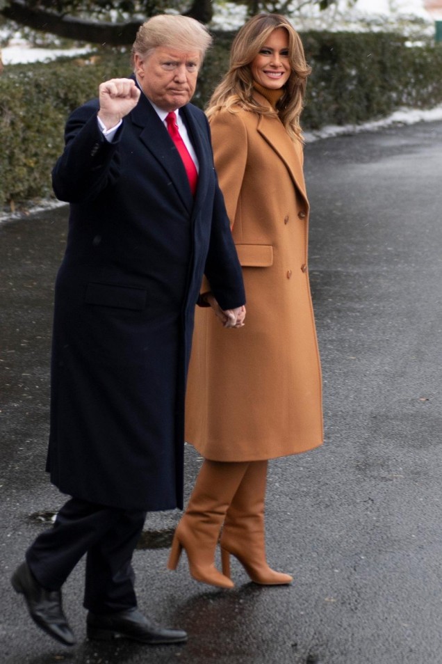 Мелания Тръмп бежово палто