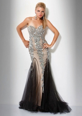 Дълга рокля без презрамки в сребристо с камъни и черен шлейф за бал 2012