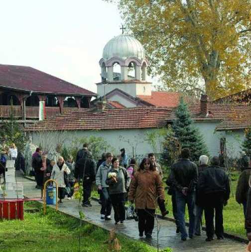 Утре празник и на манастира Св. Мина- Стотици хора отиват на поклонение ...