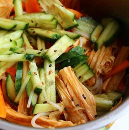 Корейская морковь спар. Салат из спаржи. Салат со спаржей по корейски рецепт. Спаржа соевая с морковкой. Спаржа с корейской морковкой.