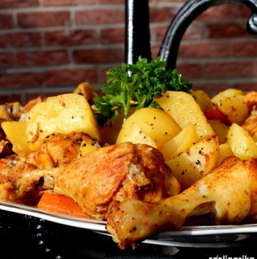 Вземете няколко пилешки бутчета, плик за печене, подправки на вкус и ...